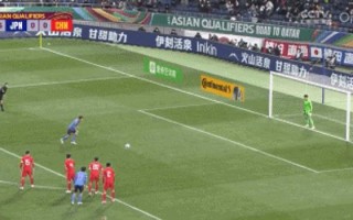 足球点球传给队友违例吗，足球点球传给队友违例吗知乎